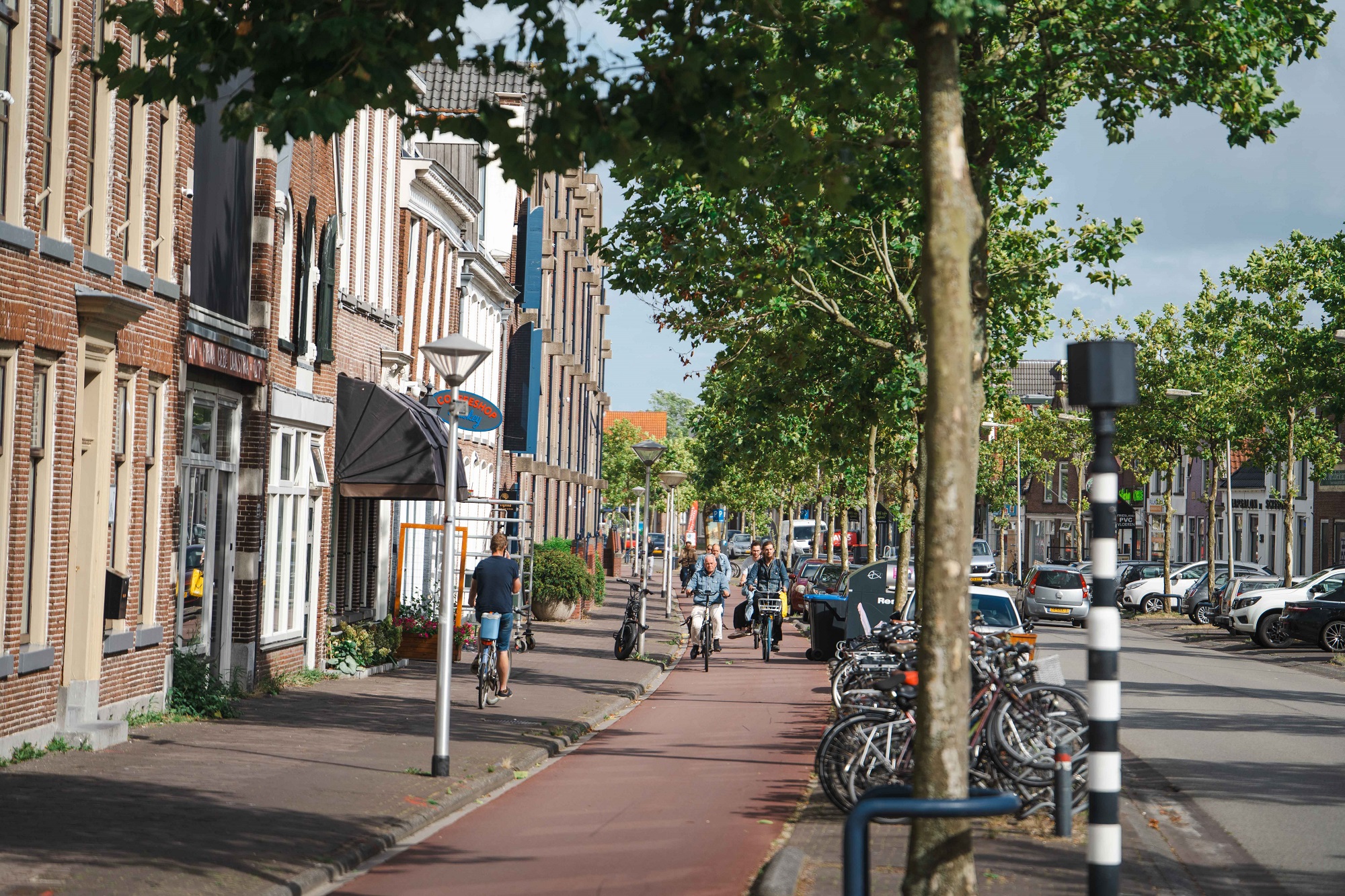 fietsers en wandelaars over het Vliet
