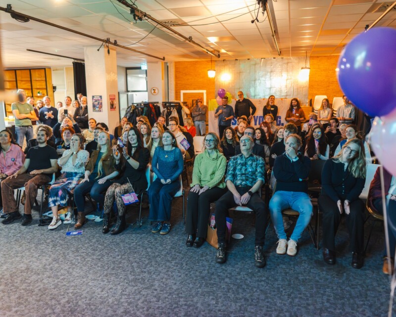 Een groep mensen luistert naar de uitslag van de jury van European Youth Capital