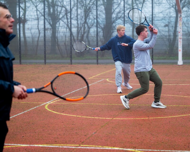jongeren op de tennisbaan