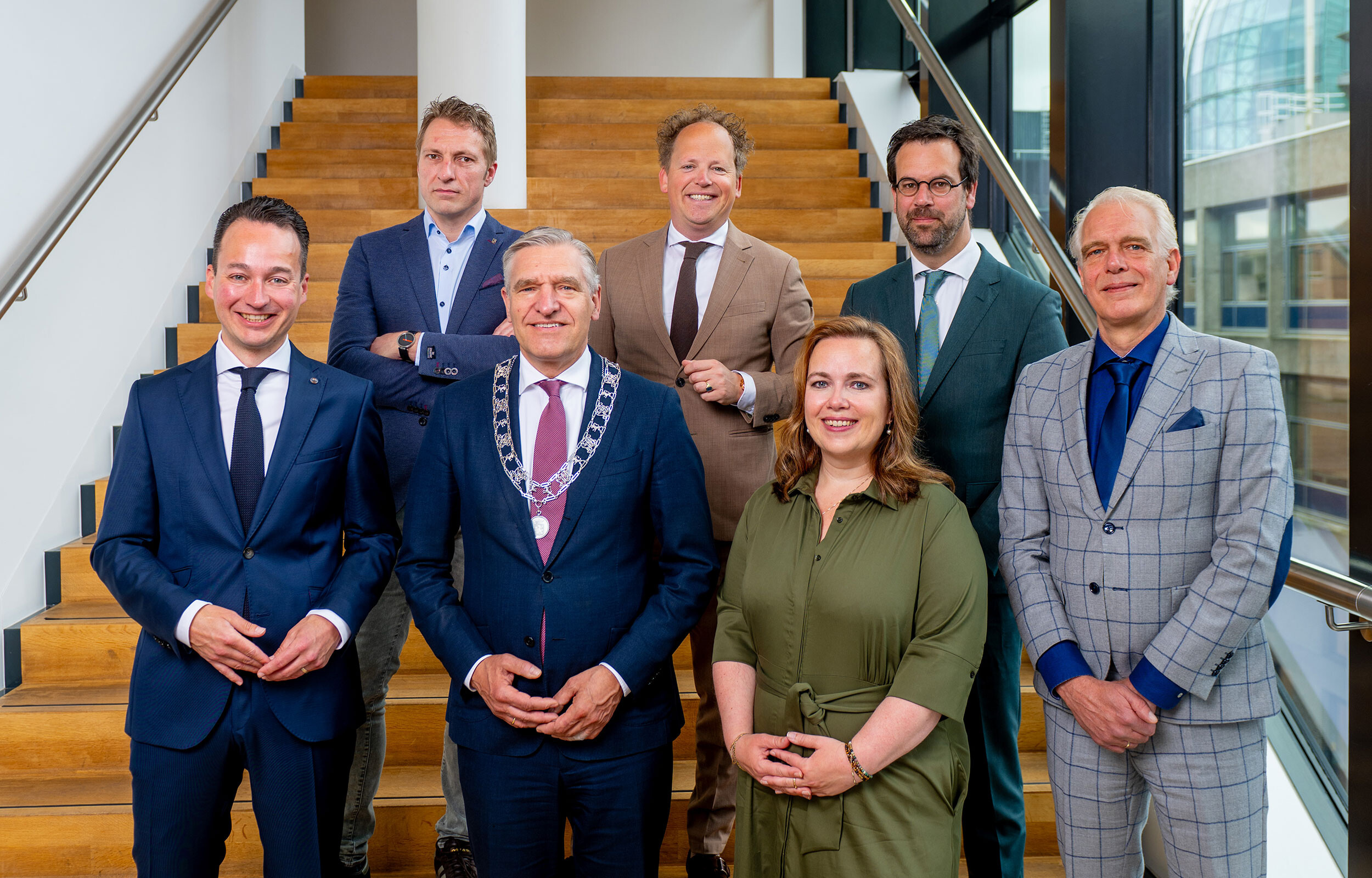 Op de foto staan de burgemeester en de ‘beoogd’ wethouders. De ‘beoogd’ wethouders worden op 17 juni geïnstalleerd