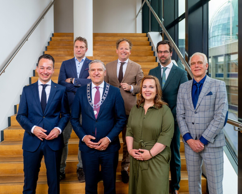Op de foto staan de burgemeester en de ‘beoogd’ wethouders. De ‘beoogd’ wethouders worden op 17 juni geïnstalleerd